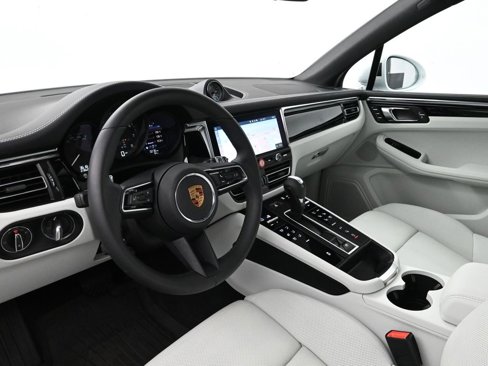 Certified 2025 Porsche Macan image 4