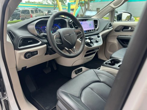Used 2024 Chrysler Pacifica Touring-L image 18