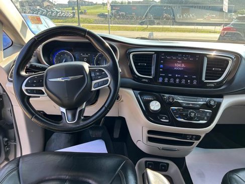 Certified 2017 Chrysler Pacifica Touring-L image 11