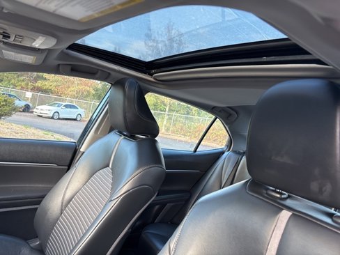 Used 2020 Toyota Camry SE image 12