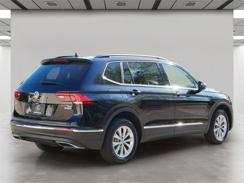 Used 2018 Volkswagen Tiguan SE w/ Panoramic Sunroof Package image 5