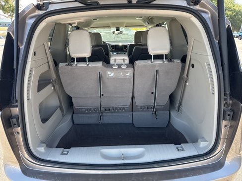 Used 2017 Chrysler Pacifica Touring-L image 24