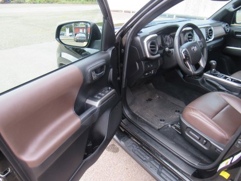 Used 2023 Toyota Tacoma Limited image 14