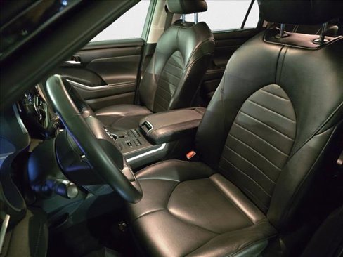 Used 2022 Toyota Highlander XLE image 16