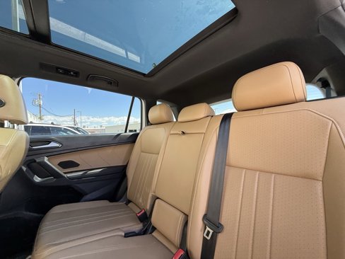 Used 2022 Volkswagen Tiguan SE w/ Panoramic Sunroof Package image 7