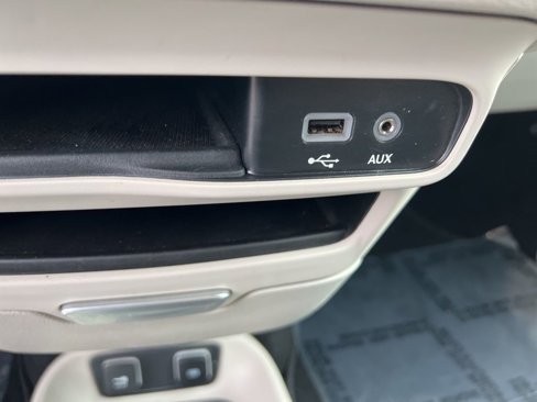 Used 2019 Chrysler Pacifica Touring-L image 16