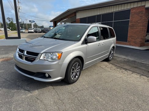 Used 2017 Dodge Grand Caravan SXT image 2