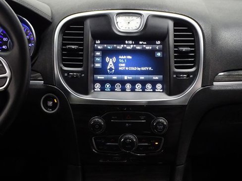 Used 2017 Chrysler 300 Limited image 23