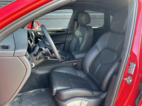 Certified 2025 Porsche Macan image 5