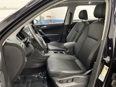 Used 2020 Volkswagen Tiguan SE w/ Panoramic Sunroof Package image 4