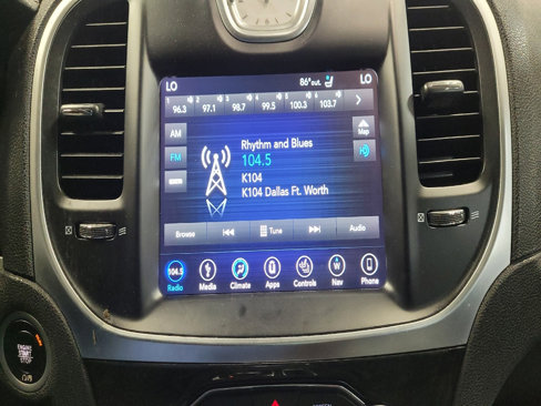 Used 2018 Chrysler 300 Limited image 25