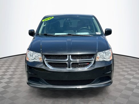 Used 2018 Dodge Grand Caravan SE w/ UConnect Hands-Free Group image 2