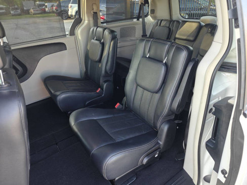 Used 2011 Chrysler Town & Country Touring-L image 15