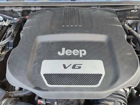 Used 2015 Jeep Wrangler Unlimited Sahara w/ Connectivity Group image 16