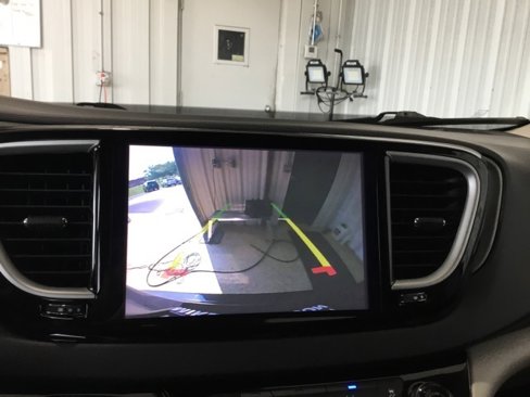Used 2022 Chrysler Pacifica Touring-L image 39