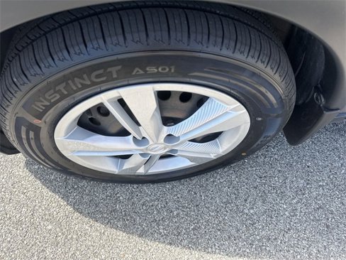 Used 2020 Nissan Kicks S image 17