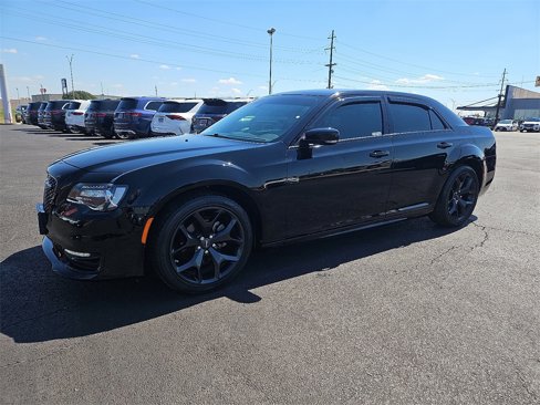 Used 2022 Chrysler 300 Touring L image 2
