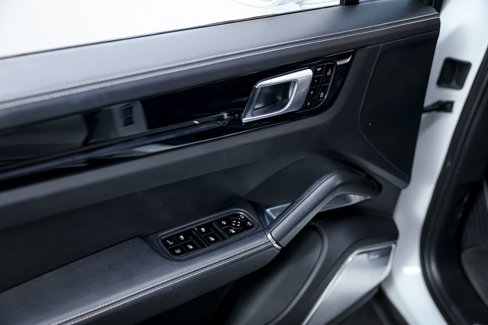 Used 2020 Porsche Cayenne Turbo S image 21
