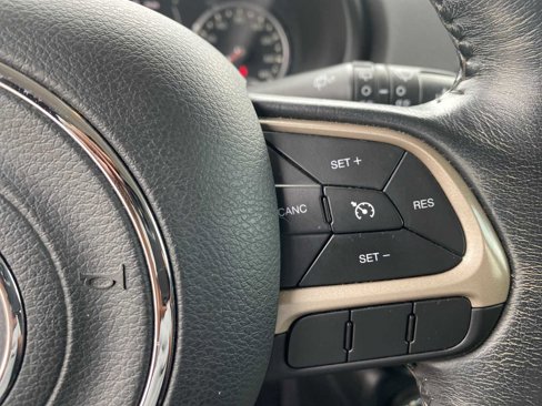 Used 2016 Jeep Renegade Latitude image 18