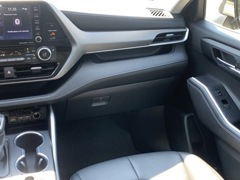 Used 2020 Toyota Highlander XLE image 17