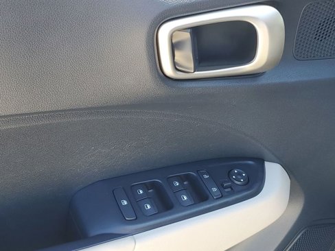 Certified 2020 Hyundai Venue image 41