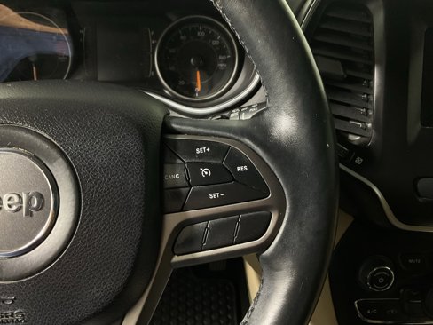 Used 2019 Jeep Cherokee Latitude w/ Cold Weather Group image 25