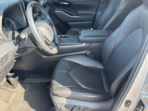 Used 2020 Toyota Highlander XLE image 10