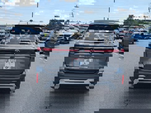 New 2025 Volkswagen Tiguan SE image 4