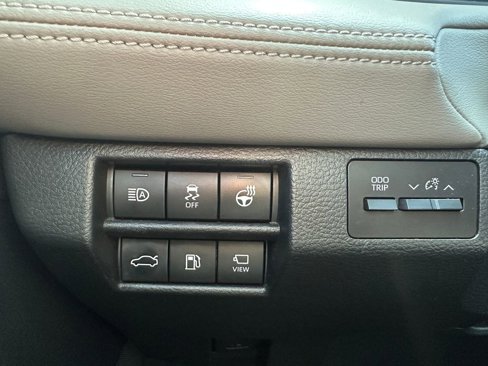 Used 2019 Toyota Avalon Limited image 22