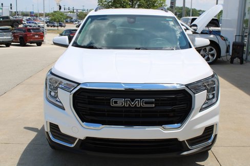 Used 2023 GMC Terrain SLE w/ Driver Convenience Package image 2