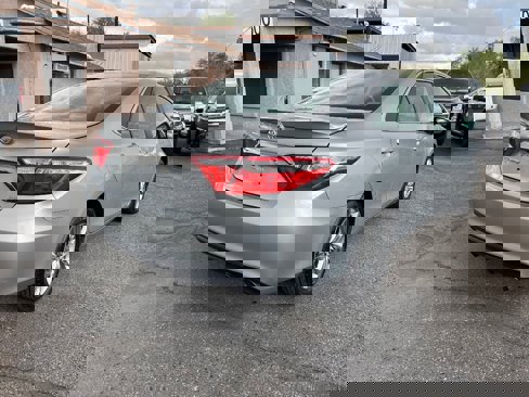 Used 2016 Toyota Camry SE image 5