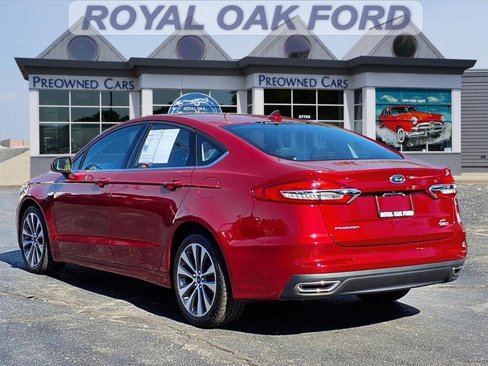 Used 2020 Ford Fusion SE image 2