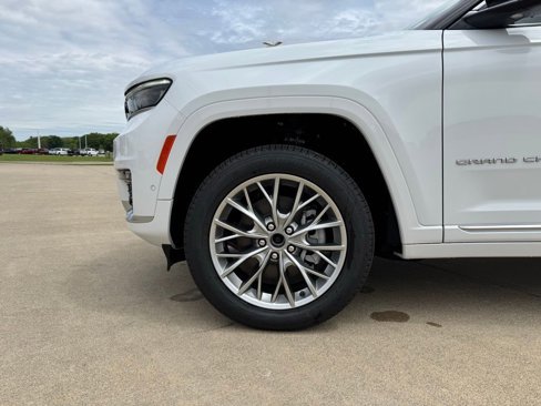 New 2025 Jeep Grand Cherokee L Summit w/ Luxury Tech Group V image 31