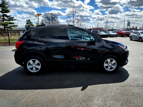 Used 2022 Chevrolet Trax LT w/ LT Convenience Package image 9
