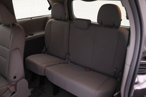 Used 2015 Toyota Sienna L image 11