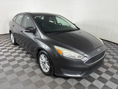 Used 2015 Ford Focus SE image 1