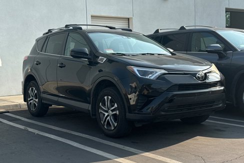 Used 2018 Toyota RAV4 LE image 2