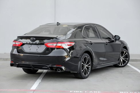 Used 2020 Toyota Camry SE image 3