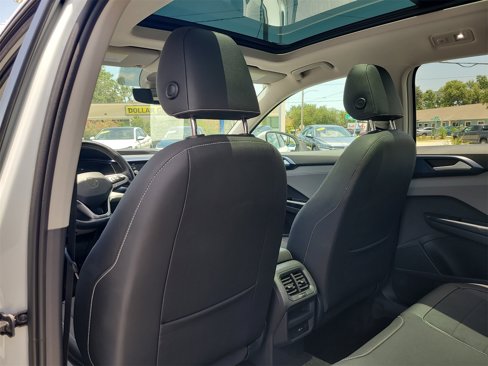 Used 2024 Volkswagen Taos SE w/ Panoramic Sunroof Package image 13