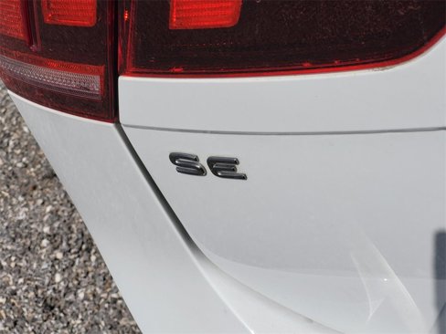 Used 2022 Volkswagen Tiguan SE w/ Panoramic Sunroof Package image 8