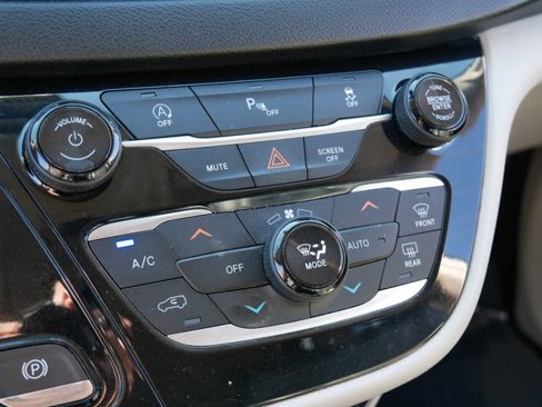 Used 2020 Chrysler Pacifica Touring-L image 20