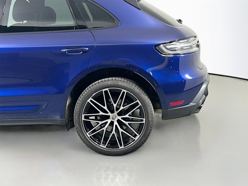 Certified 2025 Porsche Macan image 12
