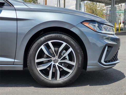 Used 2025 Volkswagen Jetta SE image 6