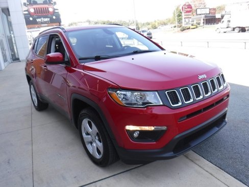 Certified 2019 Jeep Compass Latitude w/ Cold Weather Group image 7