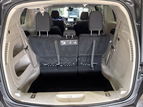 Used 2021 Chrysler Pacifica Touring w/ Cold Weather Group image 9