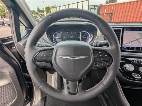 Used 2024 Chrysler Pacifica Premium image 20