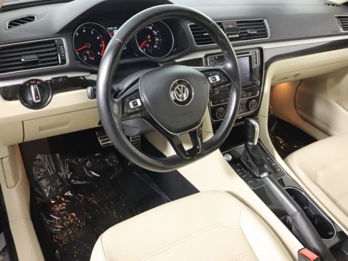 Used 2019 Volkswagen Passat 2.0T SE R-Line image 9