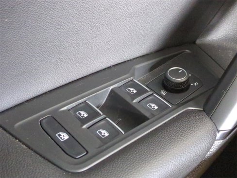 Used 2019 Volkswagen Tiguan SE w/ Panoramic Sunroof Package image 25