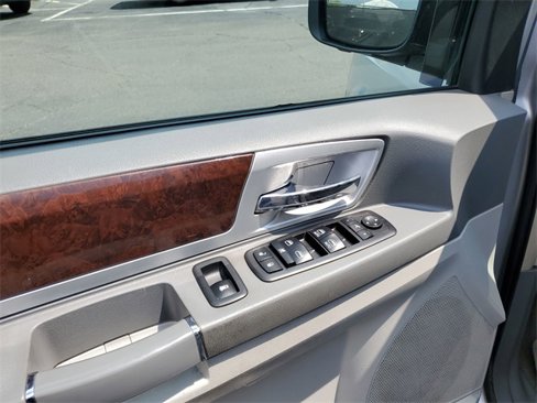 Used 2010 Chrysler Town & Country Touring image 21