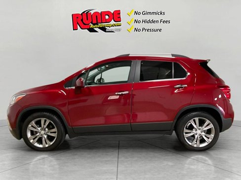 Used 2020 Chevrolet Trax LT w/ Sun & Sound Package image 2